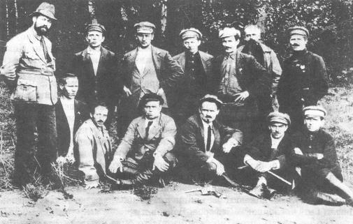 Члены Уральского облсовета и ЦК РКП(б) на мостике из шпал. 1919 г.