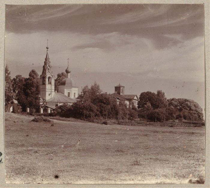 Дом Волковых, где жил Беринг и Церковь Успения.