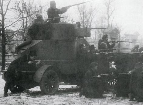 Свежепереименованный броневик (Остин-Путиловец с кормовым постом управления) «Лейтенант Шмидт», захваченный красногвардейцами у юнкеров. Петроград, 25 октября 1917.