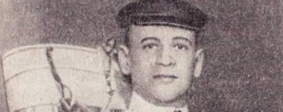 Г.Е. Котельников со своим ранцевым парашютом в 1911 г.