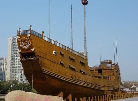 Одна из возможных реконструкций Корабля сокровищ, выставленная на месте бывшей верфи в Нанкине