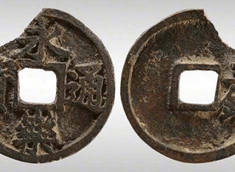 Монета в 3 вэнь, с указанием номинала на реверсе из коллекции Шанхайского музея. Диаметр 33.5 мм, масса 12.4 г.