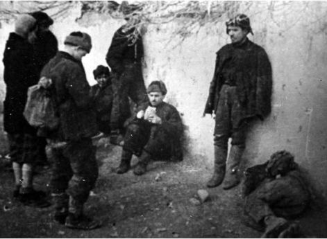 Польские военнопленные прибыли на сборный пункт для вступления в армию Андерса. Осень 1941 г.