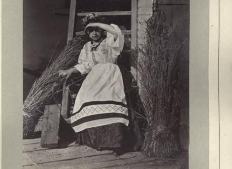 Девушка с серпом.