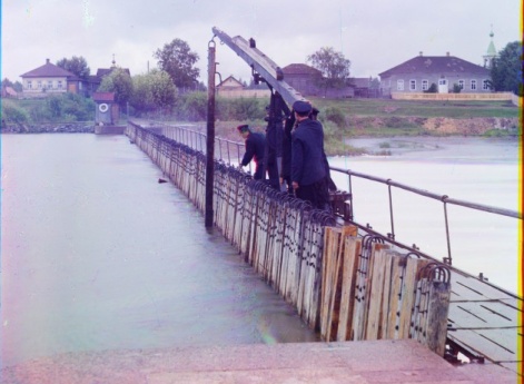 Вытаскивание спицы из плотины.