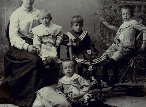 Наталья Ивановна Зворыкина (Гундобина) с детьми Владимиром, Ольгой, Николаем, Иваном. Вязники.