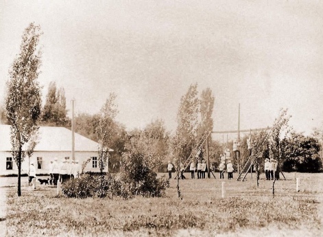 Кадеты Петровского Полтавского кадетского корпуса во время занятий физическими упражнениями