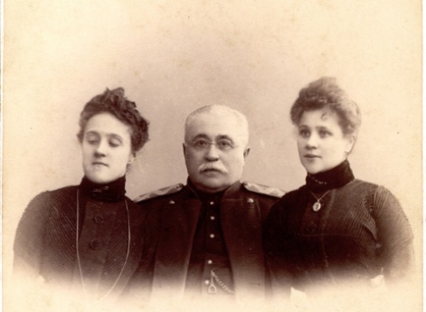 Генерал А. Усов с дочерьми