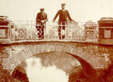 Двое мужчин на мосту