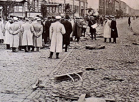 Следственная комиссия с министром юстиции Н.В. Муравьёвым на месте убийства В.К. Плеве