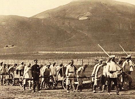 Подвозка ссыльно-каторжными строительных материалов к постройкам в Горном Зерентуе. 