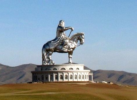 Памятник Чингисхану в Монголии близ Улан-Батора