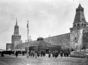 Красная площадь и деревянный Мавзолей В.И. Ленина 1924