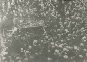 Гроб Богданова поставили на катафалк, впереди которого пошла колесница с венками в последний путь от особняка на Якиманке до Донского монастыря
