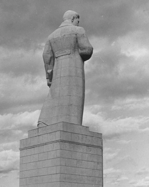 В связи с постановлением о роспуске Коммунистического Интернационала, прекращается и выпуск нашего журнала
