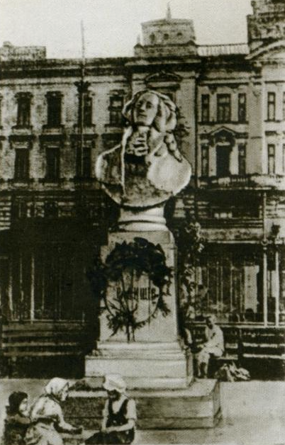 Памятник Радищеву открыт 6 октября 1918 года на площади Старых Триумфальных ворот