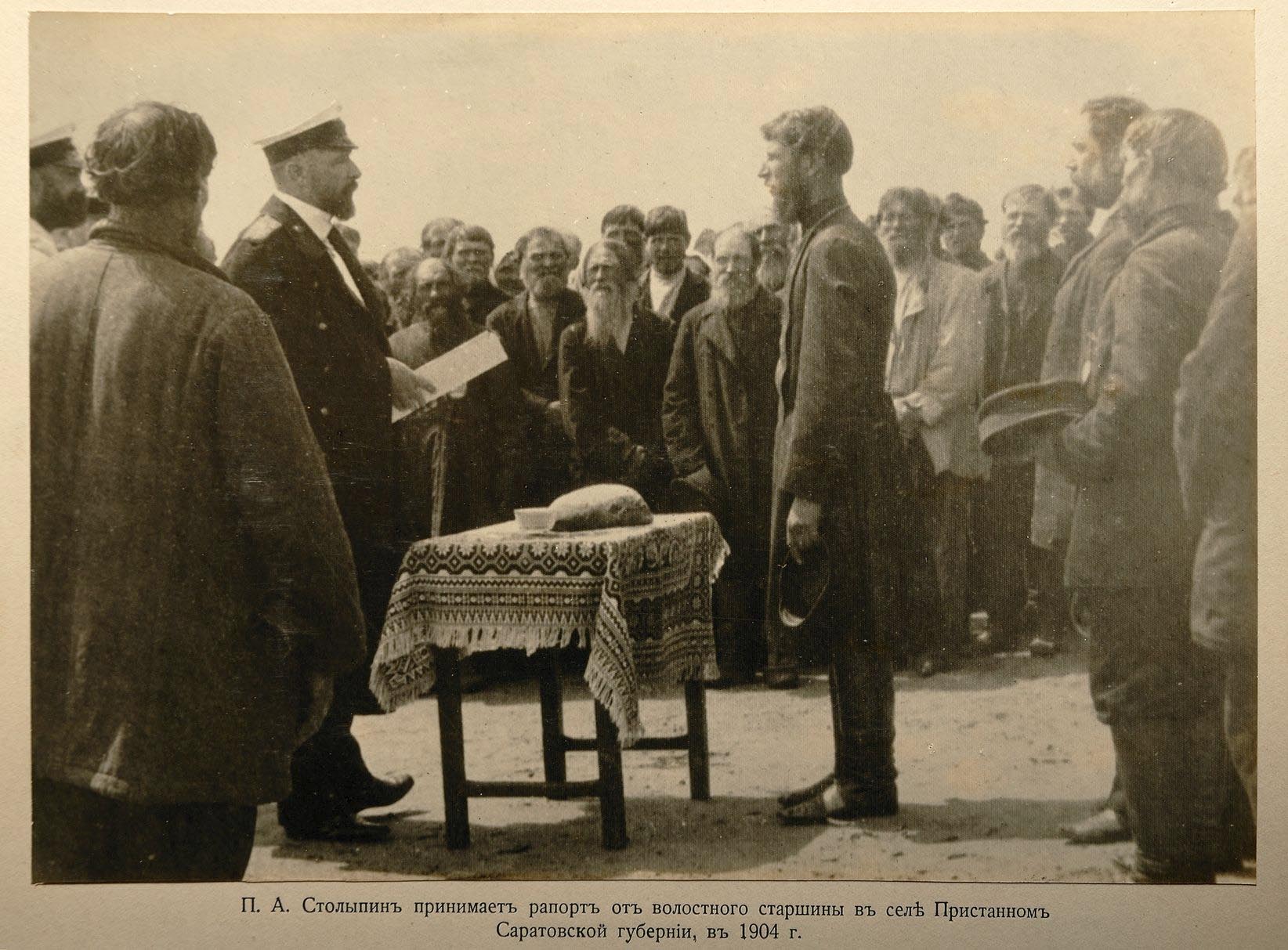 П. А. Столыпин принимает рапорт от волостного старшины в селе Пристанном Саратовской губернии в 1904 году