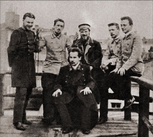 А.Белый (сидит) в группе студентов на крыше лаборатории химического курса. 1903 г.