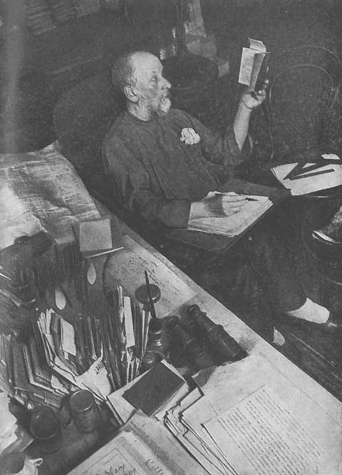 К.Э. Циолковский за работой. 1932 год