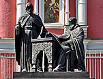 Памятник монахам-просветителям братьям Лихудам в Богоявленском переулке в Москве