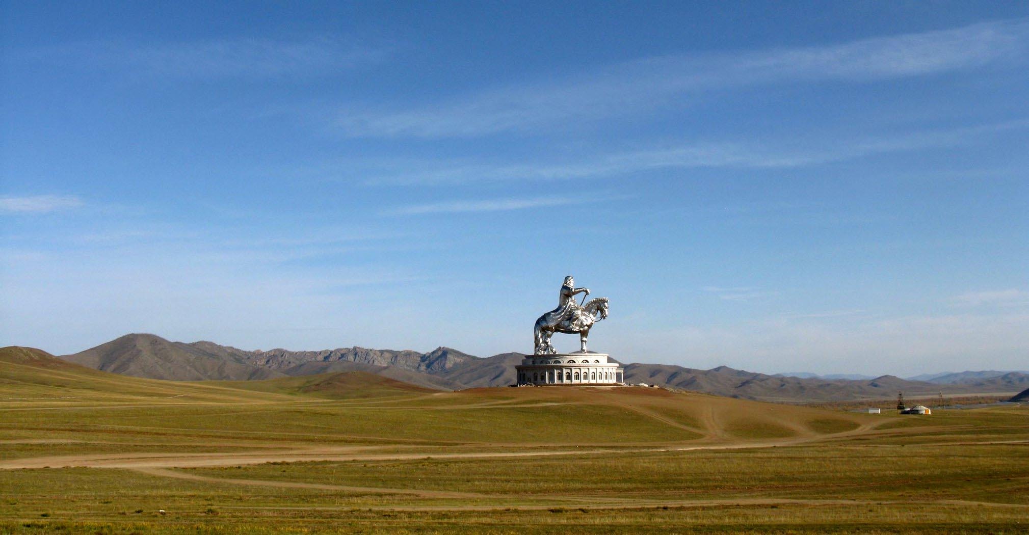 Памятник Чингисхану в Монголии близ Улан-Батора