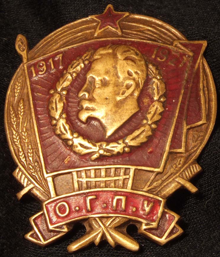 В 1927 г. к 10-летнему юбилею ОГПУ был учрежден значок с профилем Дзержинского на фоне красного знамени. 