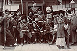 Генерал А. Каульбарс (в центре) с солдатами и офицерами в период Ихэтуаньского восстания