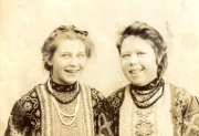 Иногда среди семейных фотографий вдруг попадаются удивительно красивые снимки, на которых изображены люди, одетые в народные русские платья. Эти фотографии относятся, как правило, к 1890-1910-м годам.