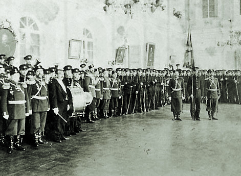 Вынос знамени а актовом зале Орловского Бахтина кадетского корпуса на торжествах по случаю выпуска кадет в 1901 г.