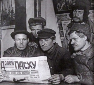 Москва. Рабочие-железнодорожники за чтением антирелигиозной статьи. 1923 год. 